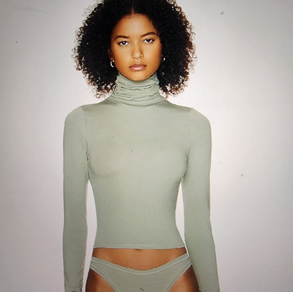 NWT Helsa Size Small Jersey Long Sleeve Turtleneck Sage Green - Picture 1 of 7